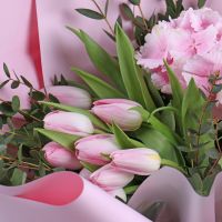 Рожева гортензія і тюльпани Уйчі