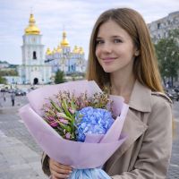 Блакитна гортензія і тюльпани Прага