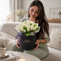 Белые тюльпаны в коробке 45шт Эмеральд