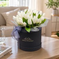 Белые тюльпаны в коробке 45шт Эмеральд