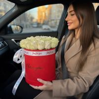 White roses in a box 19pcs Fort-de-France