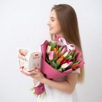 Букет 19 тюльпанов c Raffaello Рукла