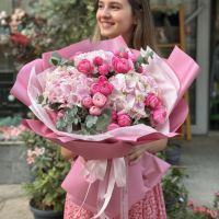 Рожева гортензія і троянди Київ