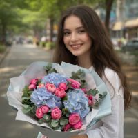 Голубая гортензия и розы Вашингтон