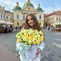 Жовті кущові троянди в коробці Рі