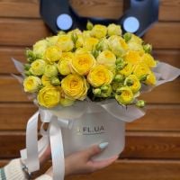 Жовті кущові троянди в коробці Ічікава