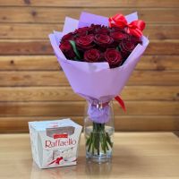 15 червоних троянд + rafaello Перерита