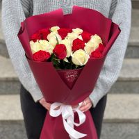 21 красная и белая роза Раздольное