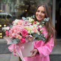 Рожевий квітковий бокс Віккеде