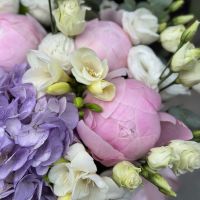 Букет в коробке Гортензия и пионы Мюнхен