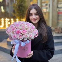 Pink roses in a box 29pcs Varna