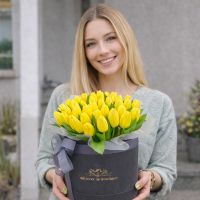 Желтые тюльпаны в коробке 45шт Яворнитское
