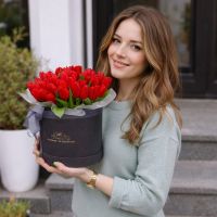 Красные тюльпаны в коробке 45шт Кельменцы