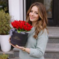 Красные тюльпаны в коробке 45шт Кельменцы