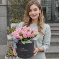 Рожеві тюльпани в коробці 45шт Коростень