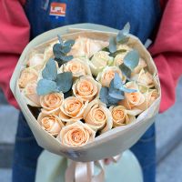 25 персиковых роз Фушун