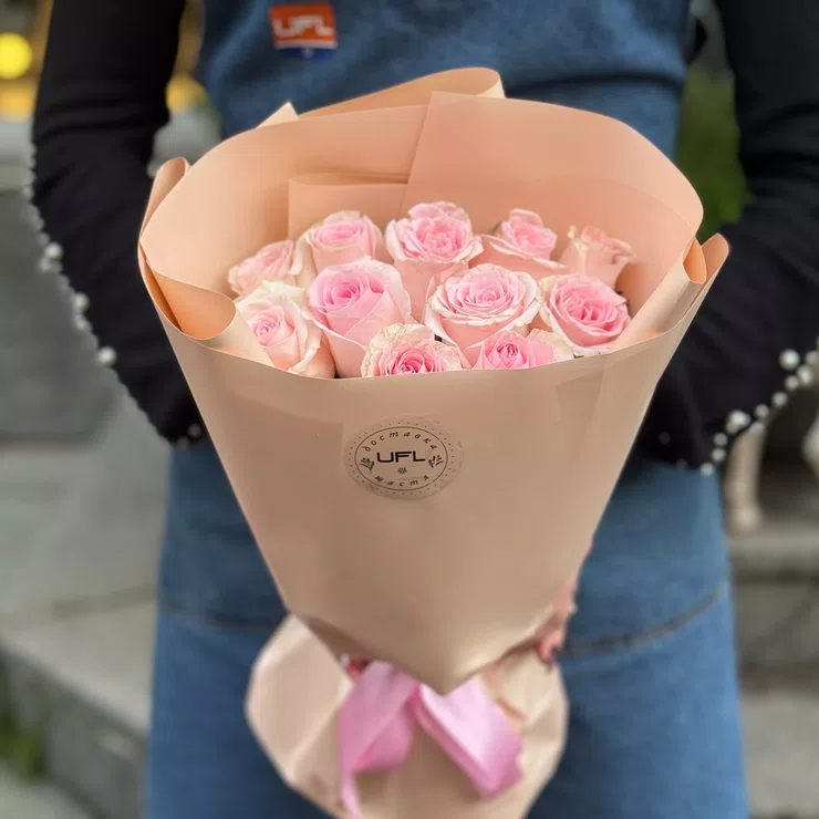 11 pink roses Kenia – flower delivery in Bortnichi