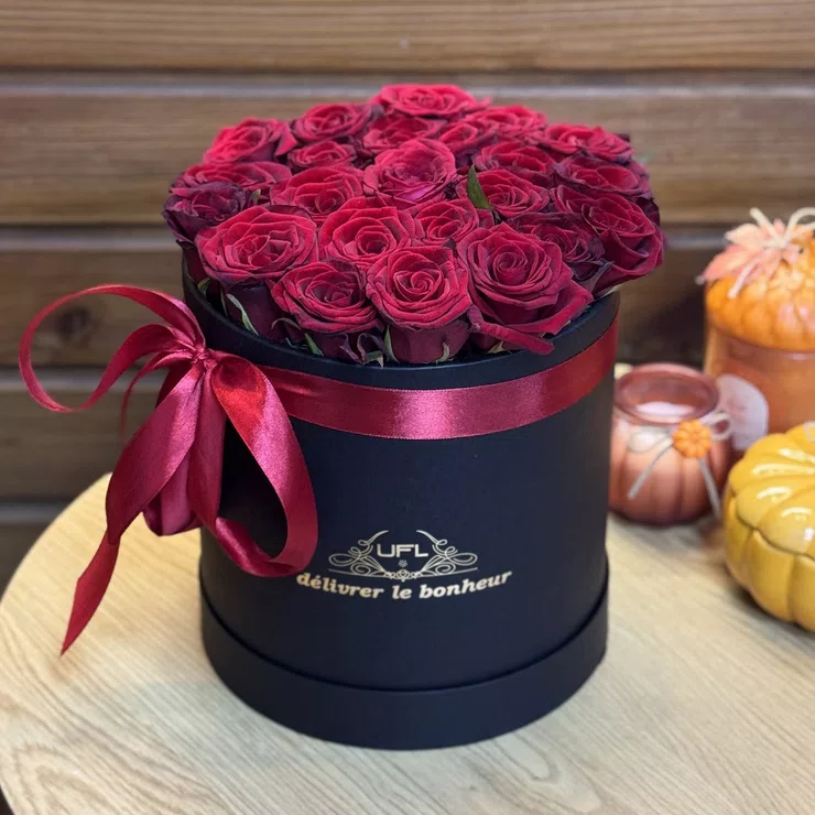 23 Red roses in a box – flower delivery in Kelme