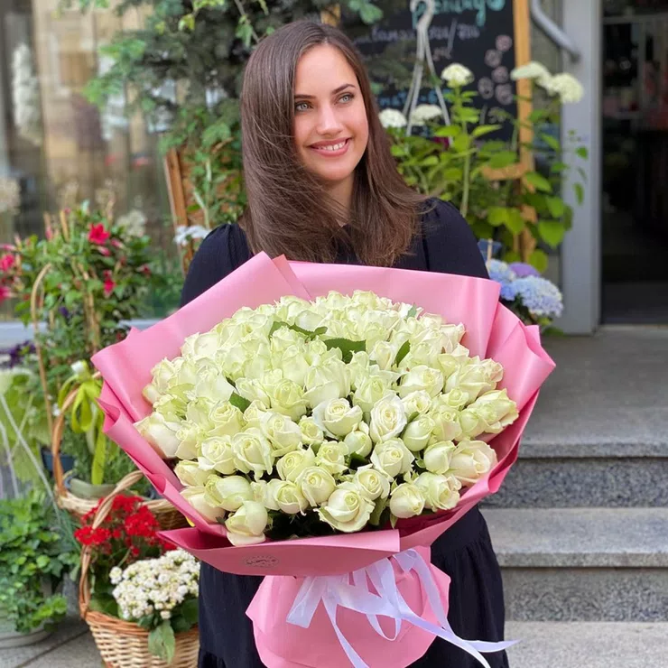 101 white roses – flower delivery in Rendsburg