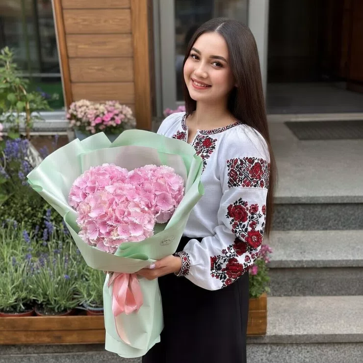 3 pink hydrangeas – flower delivery in Muscat