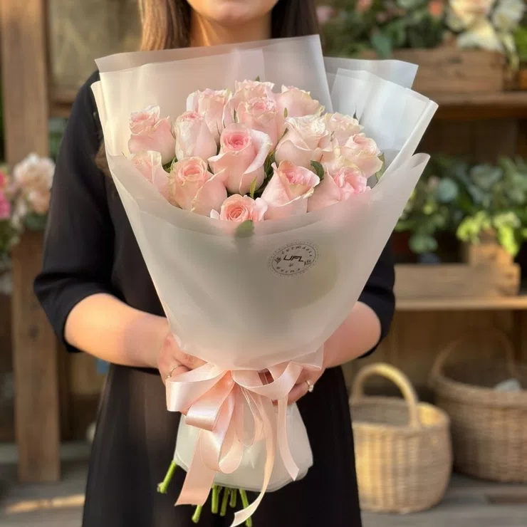 15 creamy roses – flower delivery in Southwark