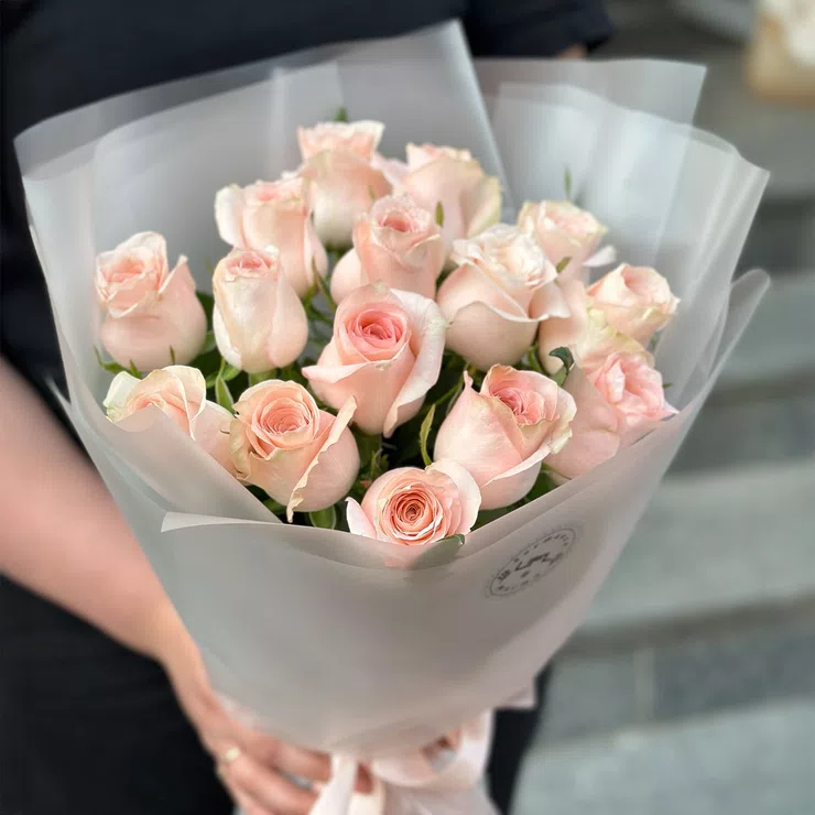 15 creamy roses – flower delivery in Rezina
