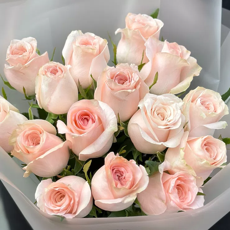 15 creamy roses – flower delivery in Bloxham