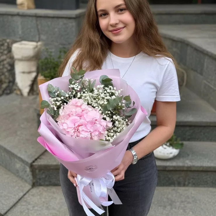 Букет с гортензией Розовое счастье – доставка цветов в о. Андрос