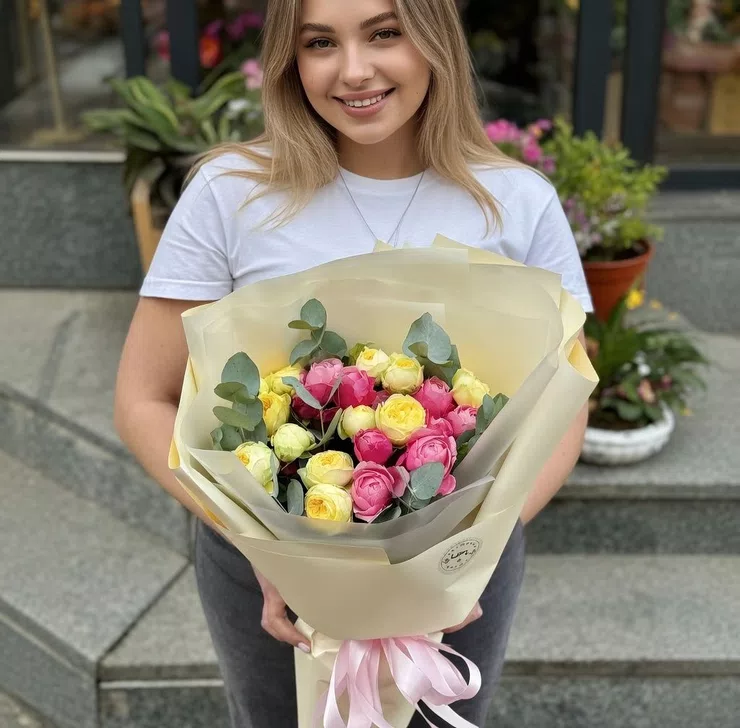 Bright mix of roses 11pcs – flower delivery in Trebisoutsy