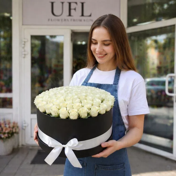 101 біла троянда в коробці XXL – доставка квітів у Санта-Ана