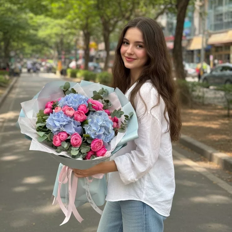 Blue hydrangea and roses – flower delivery in Tahko