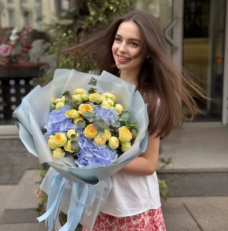 Blue hydrangea and yellow roses – flower delivery in Newport