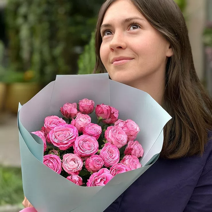 11 pink spray roses – flower delivery in Izmail