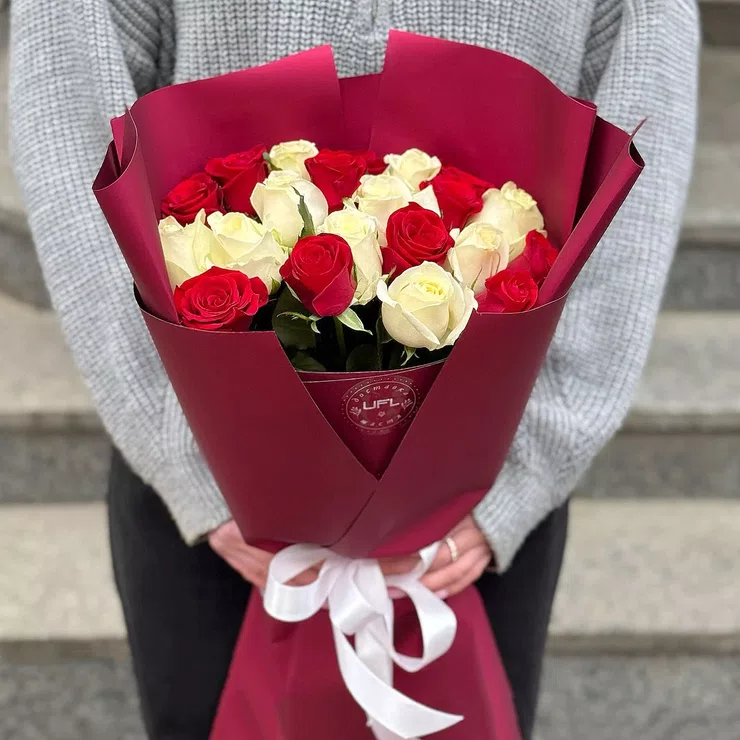 21 red and white roses – flower delivery in Mereni