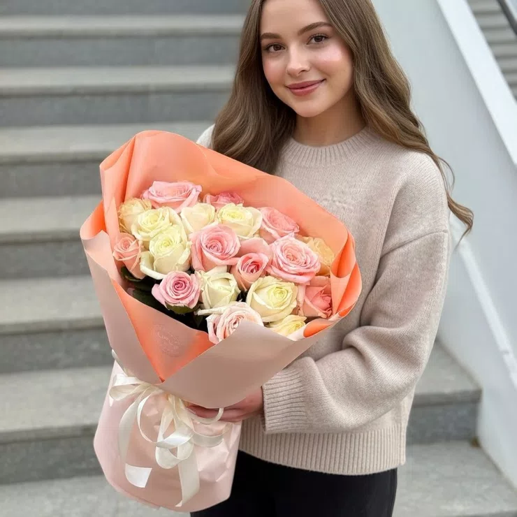 21 біла і кремова троянда – доставка квітів у Сан-Хосе (США)