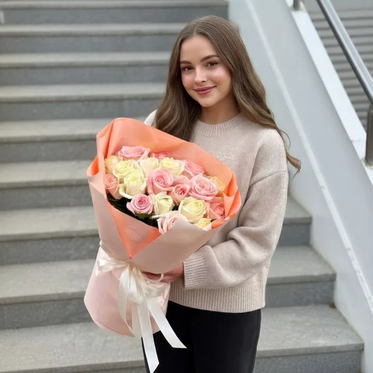 21 біла і кремова троянда – доставка квітів у Сьє