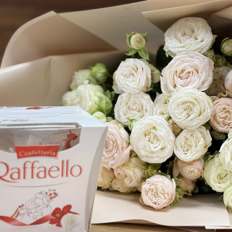 Букет 9 кустовых роз + Raffaello – доставка цветов в Балмаз