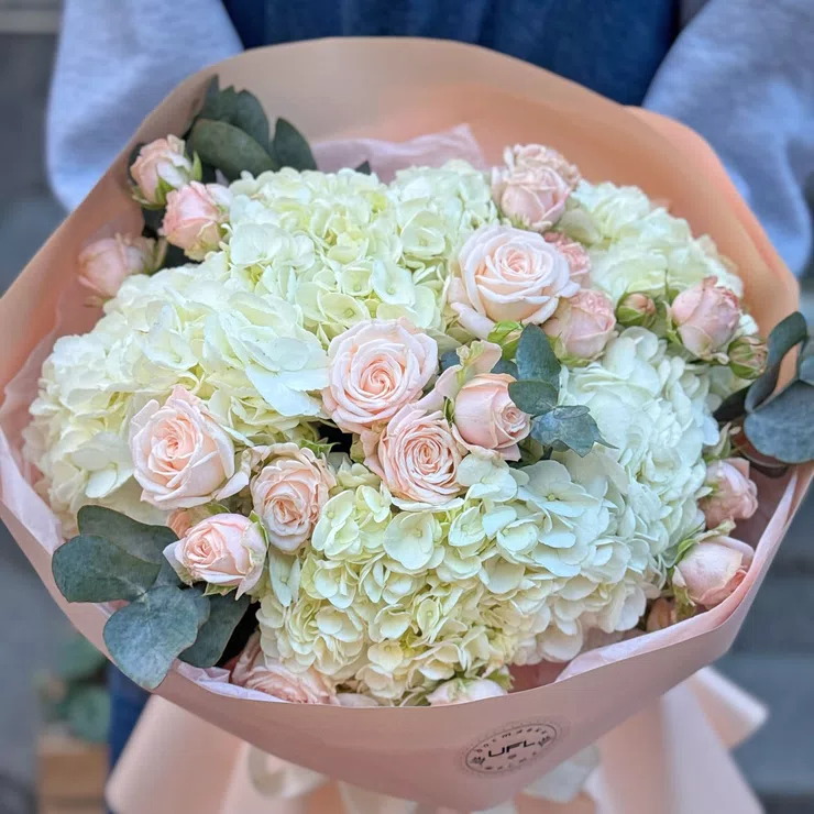 Tender bouquet of hydrangea and roses – flower delivery in Tahko