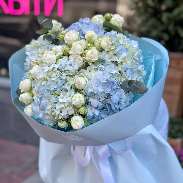 Sky bouquet of hydrangea and roses – flower delivery in Tahko