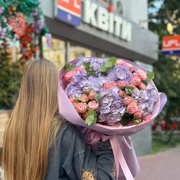 Lavender bouquet of hydrangea and roses – flower delivery in Tahko
