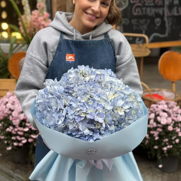 Bouquet of blue hydrangeas 7pcs – flower delivery in Newport