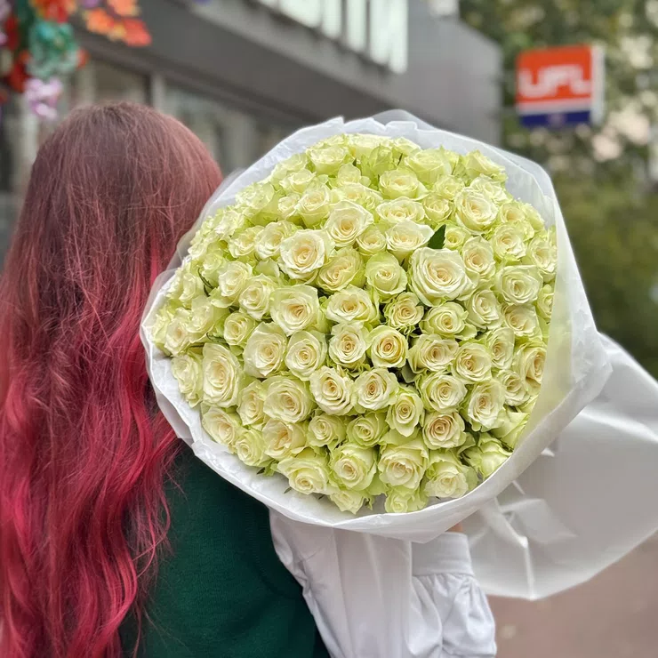101 white roses Kenia – flower delivery in Roseville (USA)