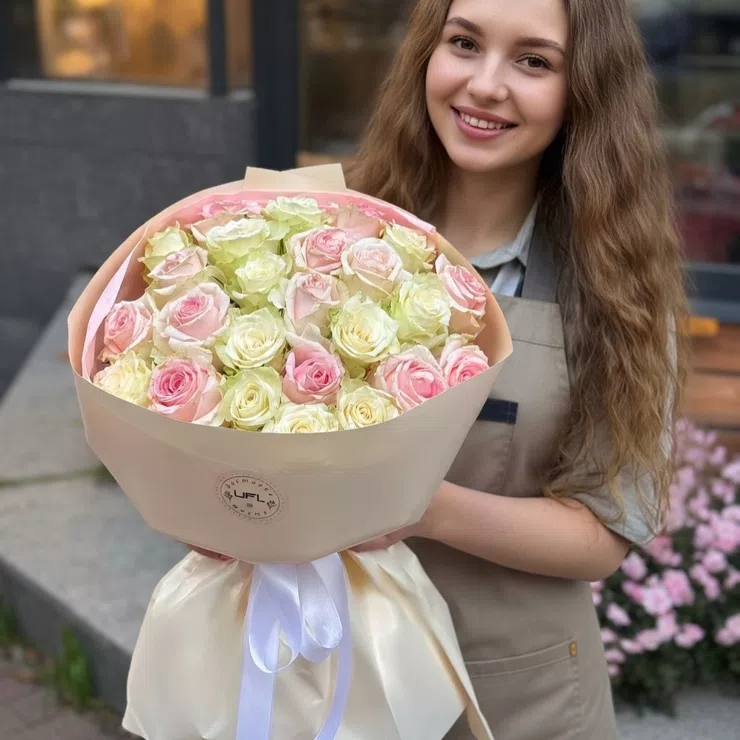 25 рожевих і білих троянд Кенія – доставка квітів у Київ - Нивки