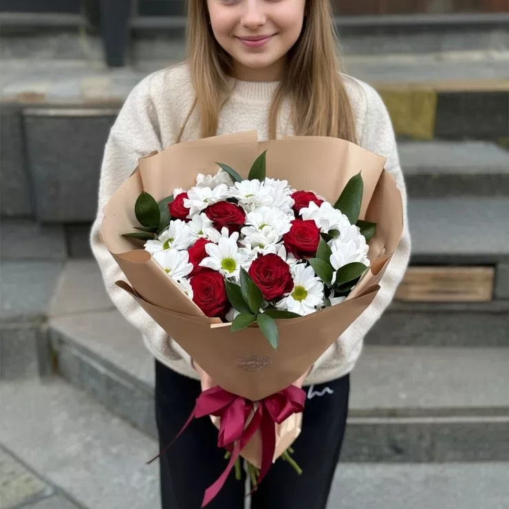 Букет из красных роз и хризантем – доставка цветов в Кируна