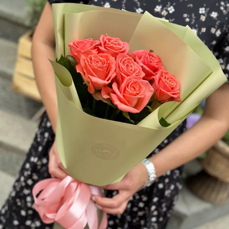 7 coral roses – flower delivery in Tsarevo