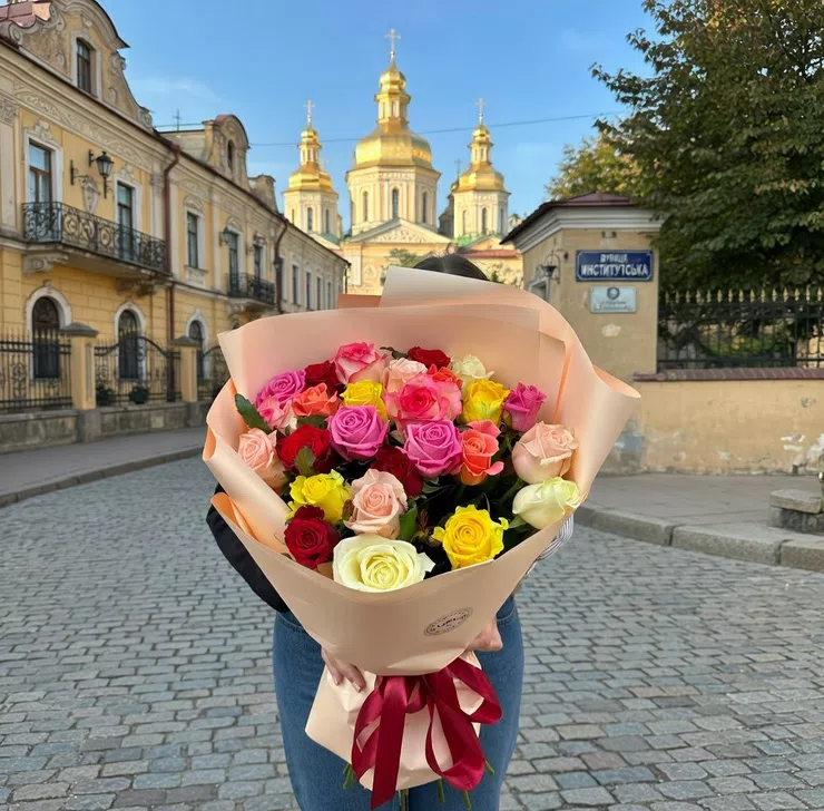 25 разноцветных роз – доставка цветов в Пакруожис