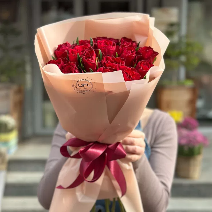 15 red roses – flower delivery in Rezina