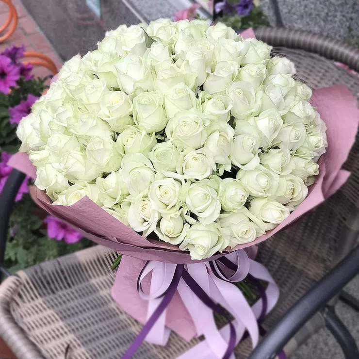 Bouquet 101 white roses – flower delivery in Rovinj