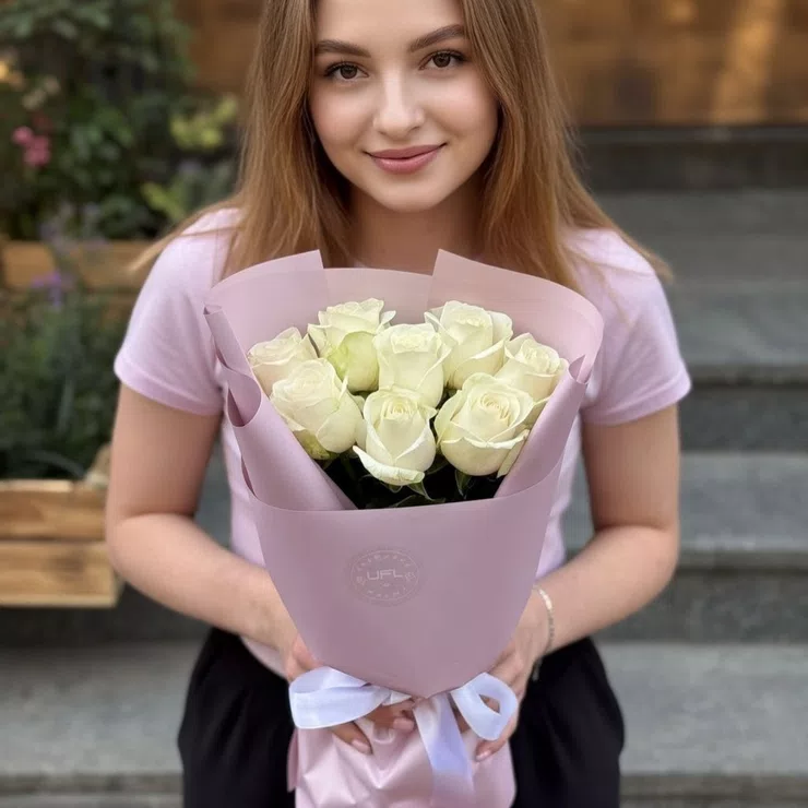7 white roses – flower delivery in Medina
