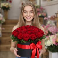 Букет красных роз в коробке Хай Викомб